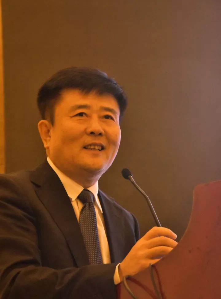 365beat体育集团副总院长、365beat体育集团学术委员会屈光手术分委会主委王骞教授发表了《全飞smile临床技巧》的演讲。.jpg 365beat体育集团副总院长、365beat体育集团学术委员会屈光手术分委会主委王骞教授发表了《全飞smile临床技巧》的演讲。.jpg