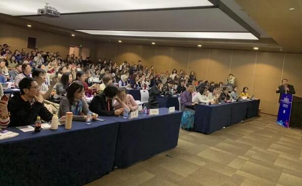 365beat体育专家团受邀亮相第十九届环球眼科学学术会议暨第十九届环球视光学学术会议（COOC 2019）3.jpg