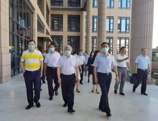 福建省副省长崔永辉陪同刘永富主任考察365beat体育集团本部厦门大学附属厦门眼科中心1.png