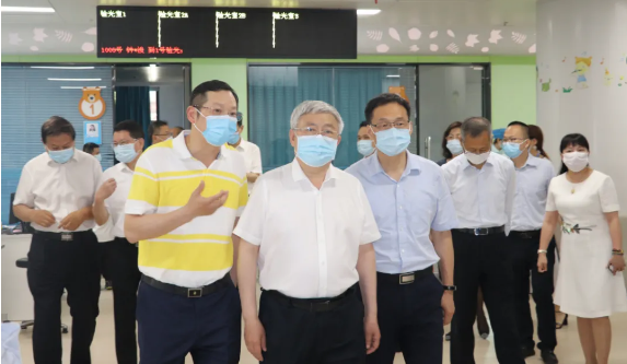 福建省副省长崔永辉陪同刘永富主任考察365beat体育集团本部厦门大学附属厦门眼科中心2.png